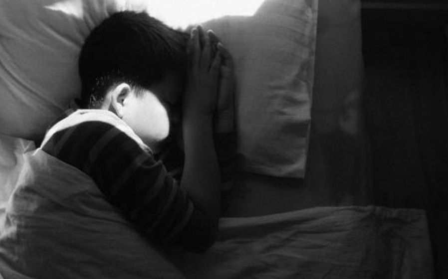 Su hijo sufría gripe. La madre se negó a medicarle y siguió consejos en Facebook. El niño murió