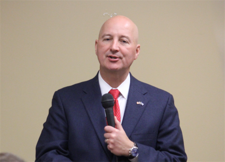 Erdman alienta a Ricketts a convocar una sesión especial para la decisión del mandato de la vacuna