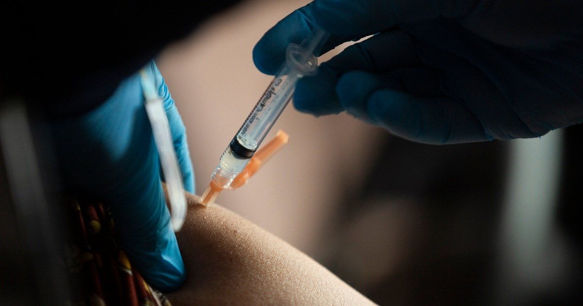 Periódico estatal critica ofertas de trabajo para enfermeras no vacunadas