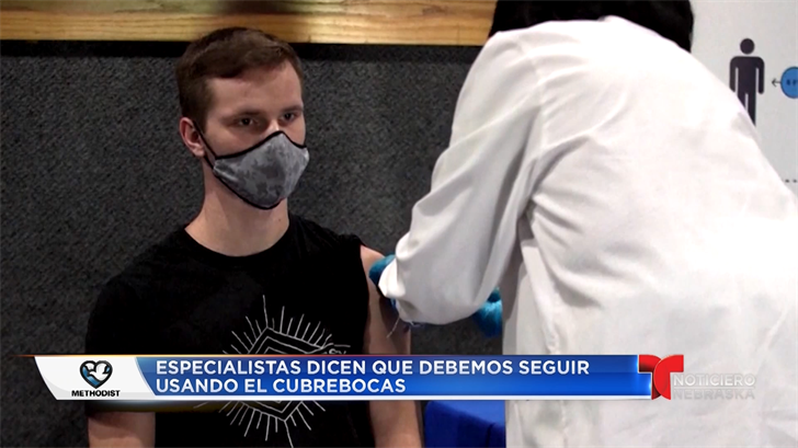 Especialistas dicen que debemos seguir usando el cubrebocas