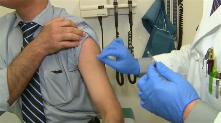 Médicos recomiendan vacunarse contra la gripe antes de Halloween