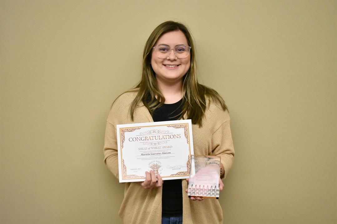Mariela Guevara-Alarcon gana el premio Gavilla de trigo del Columbus Community Hospital