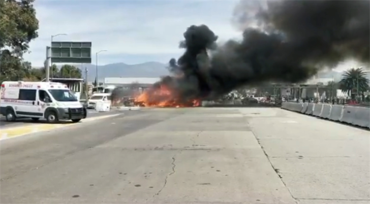 Al menos 19 muertos tras choque en caseta de carretera de México