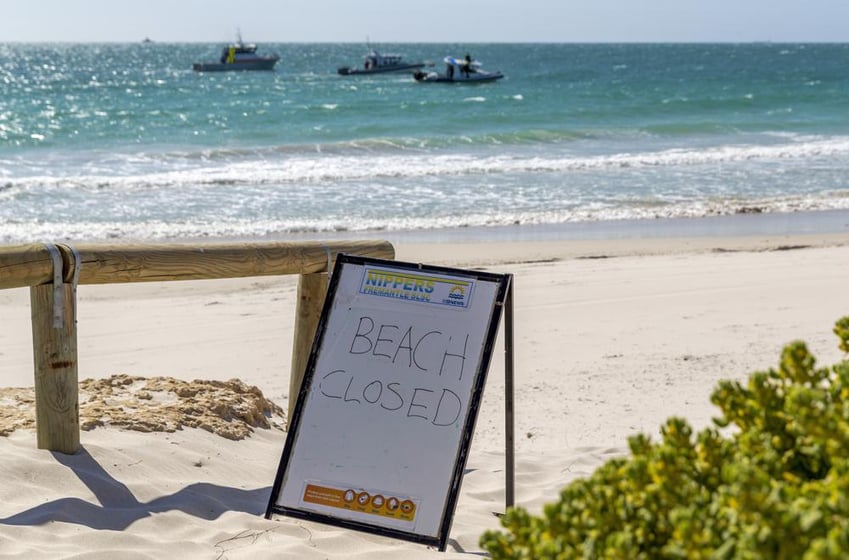 Una playa está cerrada en Port Beach, North Fremantle, Oeste de Australia, el 6 de noviembre del 2021.