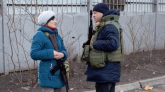 EE. UU envía $350 millones en ayuda militar para Ucrania mientras civiles, luchan en defensa de su territorio