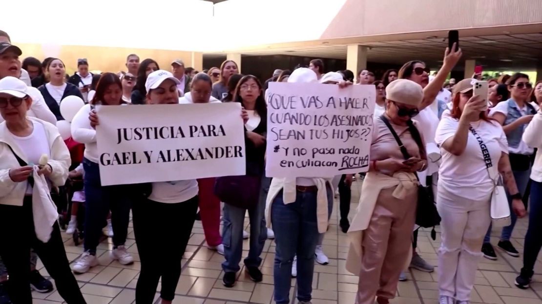 Sheinbaum expresa solidaridad a familia de niños muertos por violencia en Sinaloa tras protestas frente a Congreso local