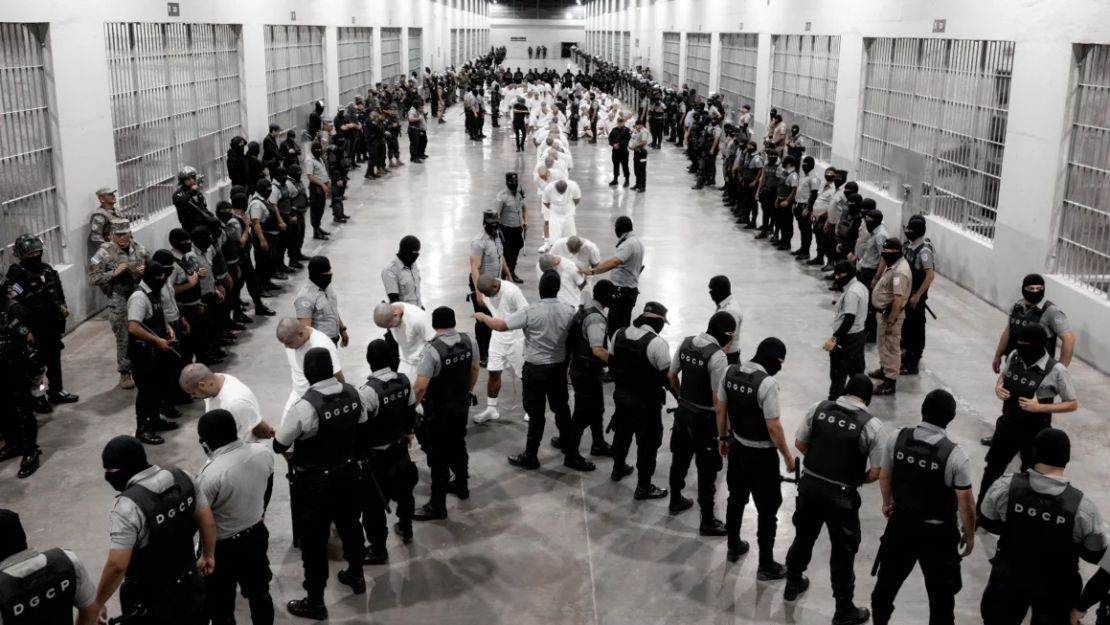 La evidencia que usa el Gobierno de Trump para deportar a migrantes: tatuajes, volantes y fotos borradas