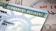 El Gobierno de Trump pausa el proceso de algunas "green cards"