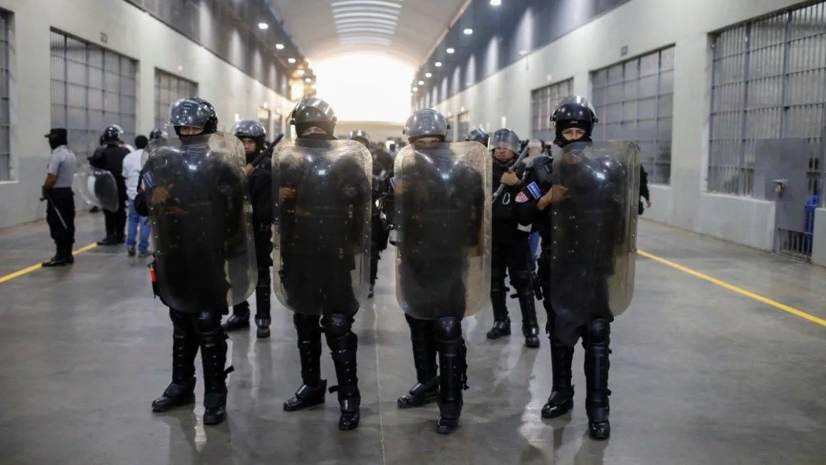 Juez federal investiga si Trump tiene el poder de traer de vuelta a migrantes deportados a El Salvador