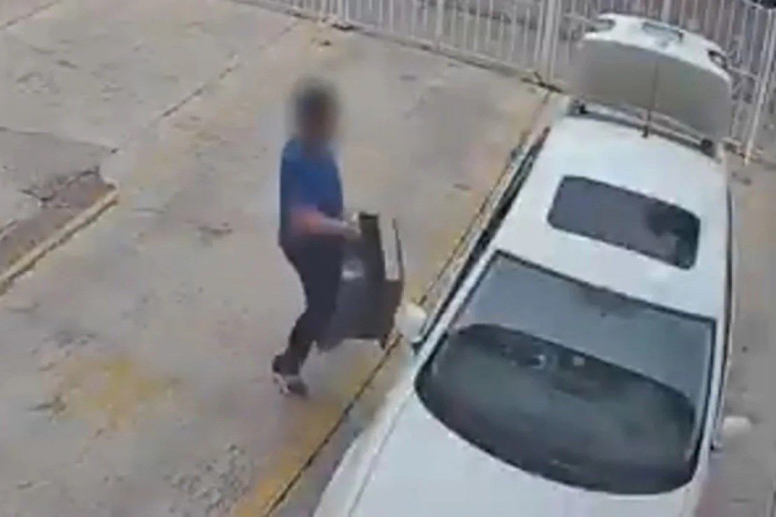 Video de hombre cargando un sospechoso bulto tras la muerte de su empleada desata indignación por feminicidio en México