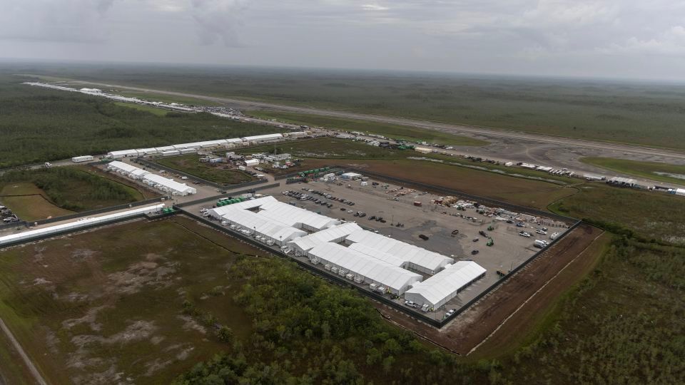 Gobierno de México informa de dos mexicanos bajo arresto en “Alligator Alcatraz”: cónsul alerta falta de acceso a defensa